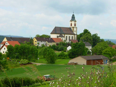 Zipplingen Ortsansicht mit Blick auf die Pfarrkirche St. Martin