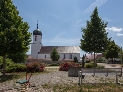 Dorfplatz Geislingen mit Blick auf die Pfarrkirche St. Nikolaus