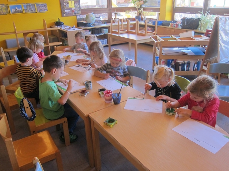 Kindergartenkinder bei einer Beschäftigung