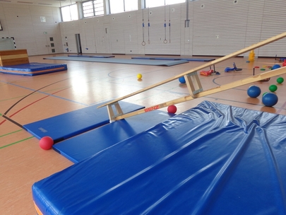 Aufgebaute Turngeräte in der Turnhalle Zipplingen für die Turnstunde des Kindergartens.