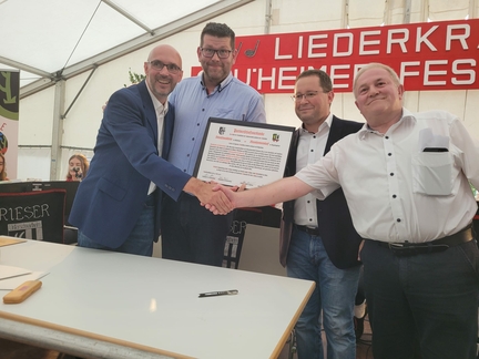 Nach der Unterzeichnung der Partnerschaftsurkunde in Unterschneidheim