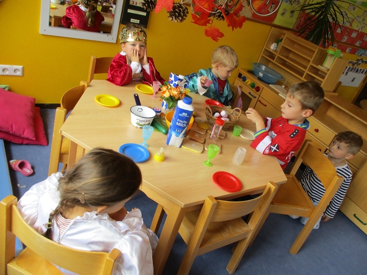 Kindergartenkinder beim spielen