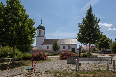 Dorfplatz Geislingen mit Blick auf die Pfarrkirche St. Nikolaus