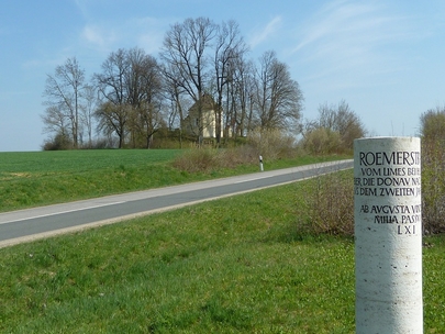 Ölbergkapelle Nordhausen - im Vordergrund römischer Meilenstein