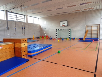 Aufgebaute Turngeräte in der Turnhalle Zipplingen für die Turnstunde des Kindergartens.