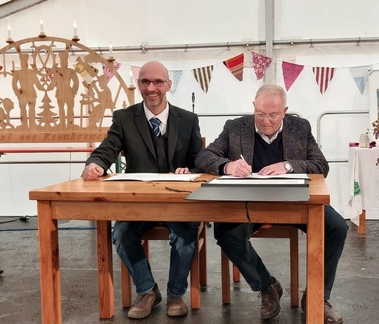 Unterzeichnung der Partnerschaftsurkunde in Krumhermersdorf